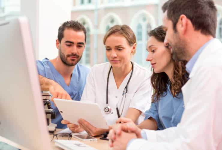 Image of a medical team working at the hospital together on Softlinx' website